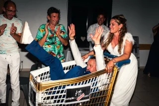 Idée plutôt original de Laetitia et Stéphane pour leur entrée en salle pour rappeler comment ils se sont rencontrés 📸