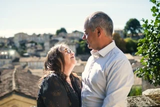 Quelques mois avant leur mariage, nous nous sommes retrouvés avec Fabienne et Frédéric pour une séance photo sous le soleil de Saint Emilion 📸